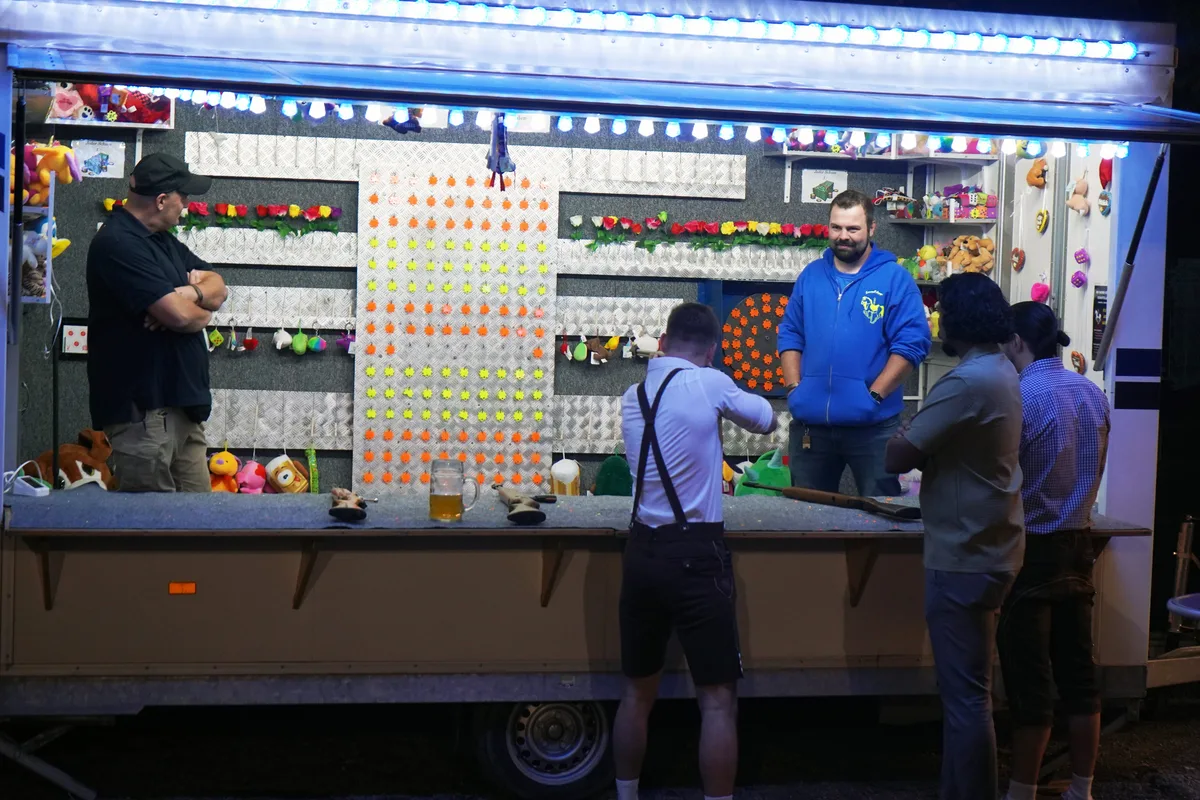 Auch draussen herrscht Volksfeststimmung – beim Schiessstand zahlt sich Treffsicherheit aus. Man sieht Impressionen des Oktoberfestes 2025 in Uster